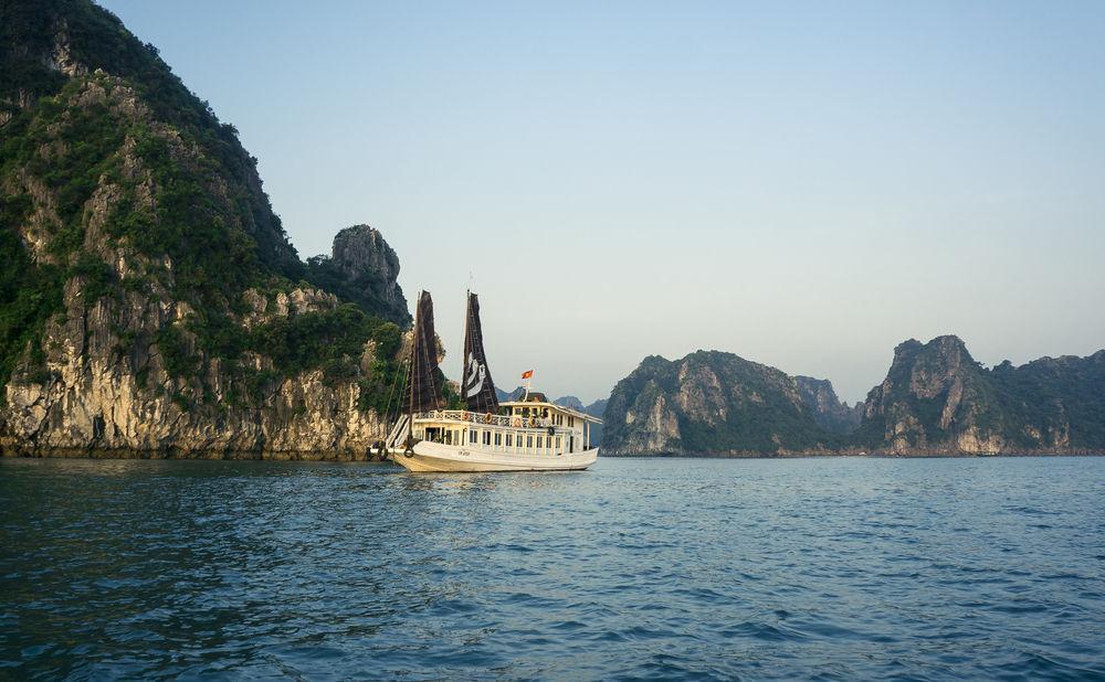 Отель Bhaya Legend Cruises Халонг Экстерьер фото